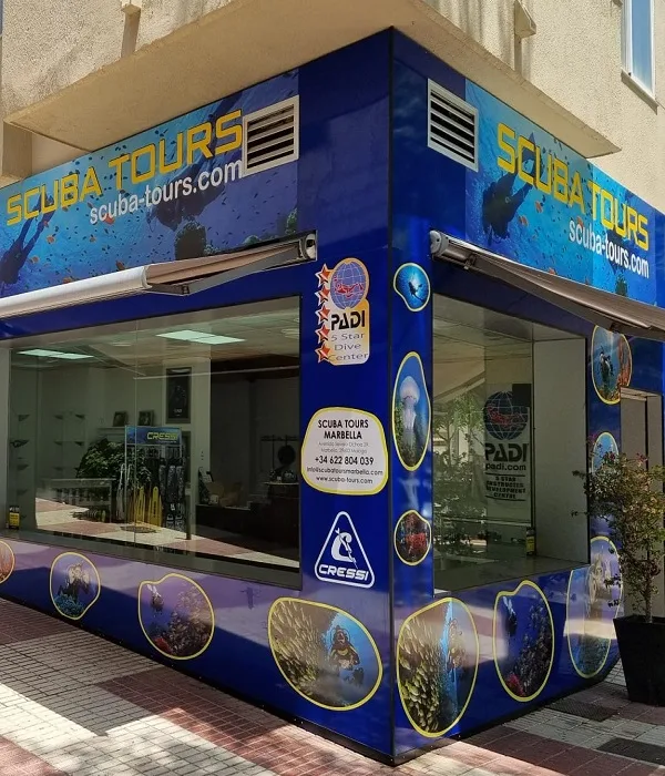 Façade d'un centre de plongée avec logo PADI et visuels marins