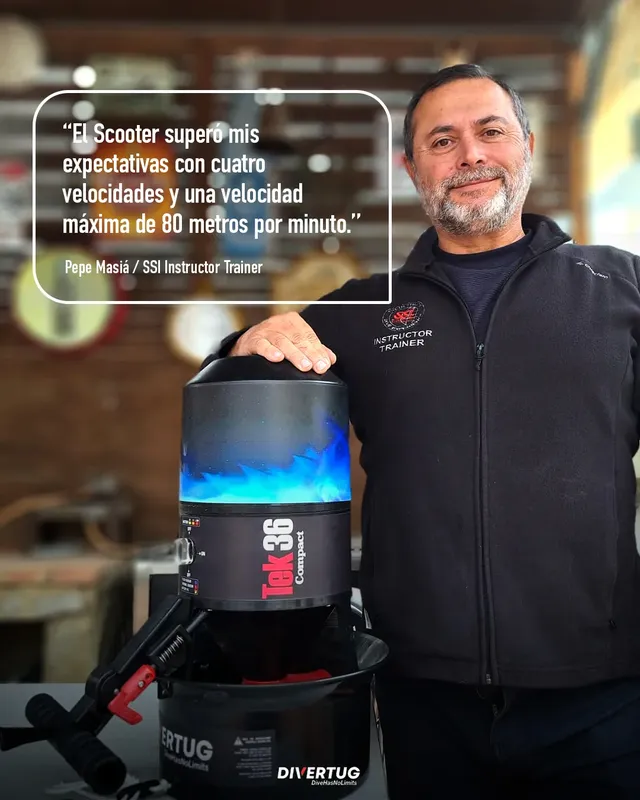 Un instructeur de plongée présente un scooter sous-marin compact noir et rouge