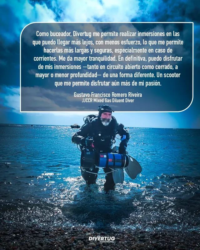 Plongeur équipé d'un scooter sous-marin dans une eau trouble et bleue