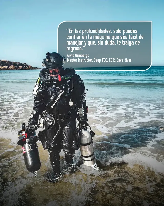 Plongeur en combinaison noire sur une plage avec du matériel