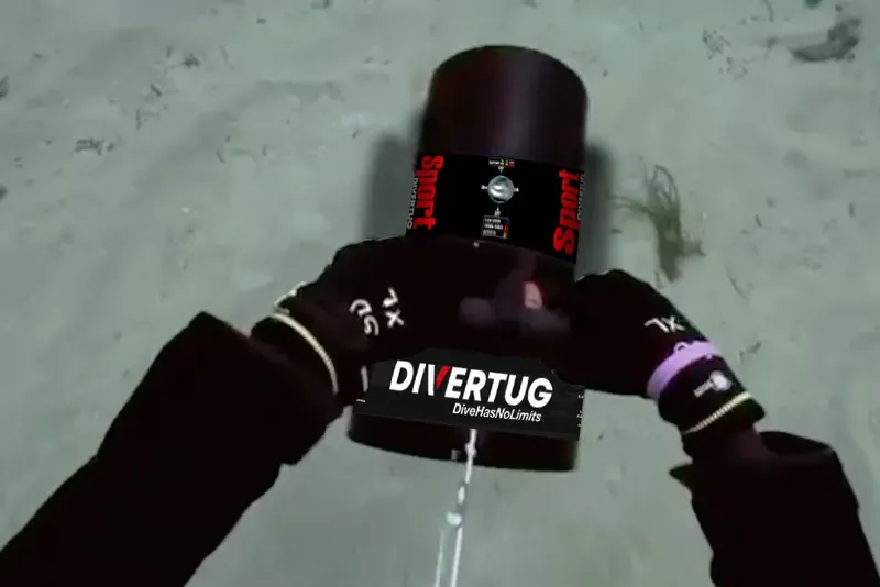 Vue subjective d'un plongeur tenant une bouteille avec logo
