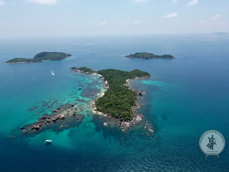 Vue aérienne d'îles tropicales et de bateaux dans une mer turquoise