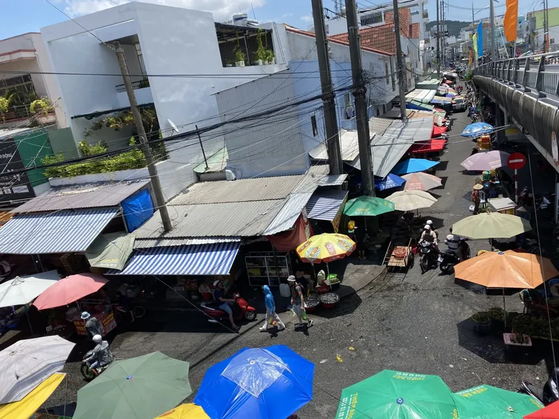 Vue aérienne d'une rue animée avec des commerces et des passants