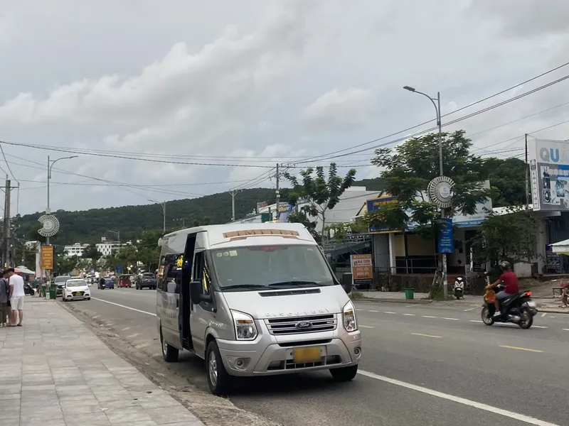 Vue d'une rue avec un van, des personnes et des bâtiments