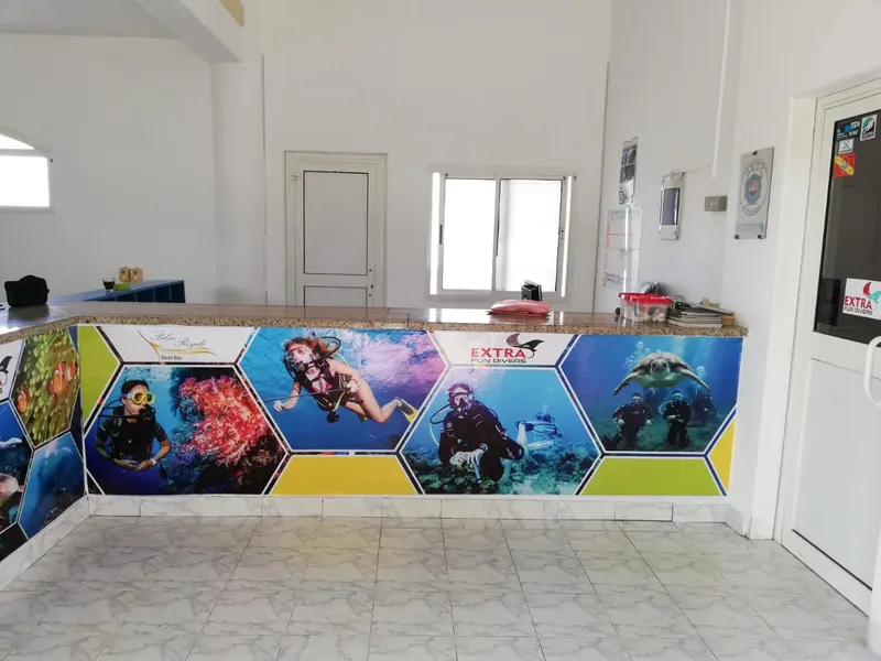 Comptoir d'accueil d'un centre de plongée avec des images sous-marines
