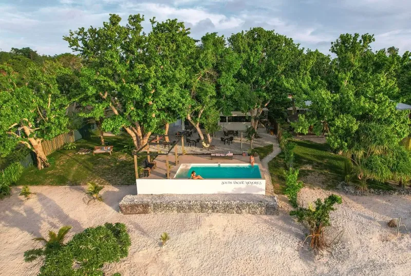 Vue aérienne d'un centre de plongée avec piscine et végétation tropicale