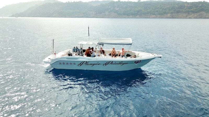 Bateau de plongée avec des passagers et de l'équipement à bord