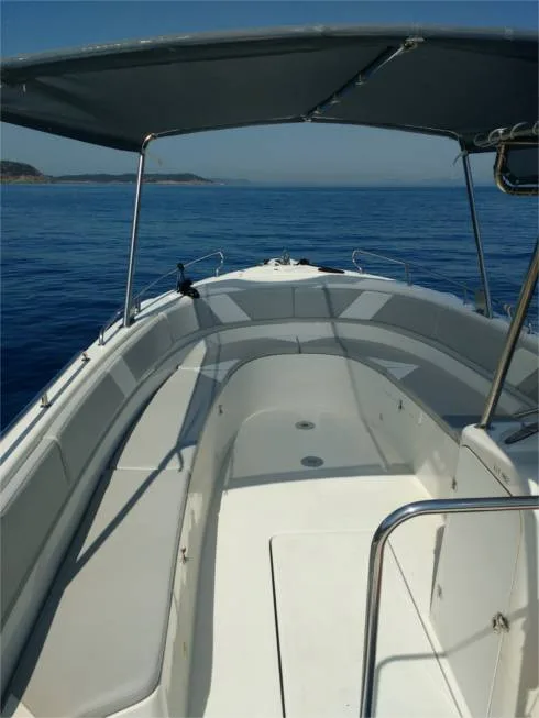 Vue avant d'un bateau de plongée blanc sur mer bleue calme