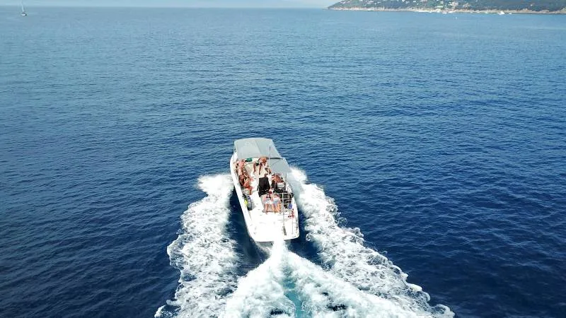 Bateau de plongée naviguant sur une mer bleue avec des passagers