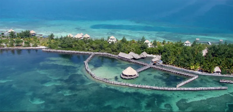 Vue aérienne d'un centre de plongée avec des bungalows sur pilotis