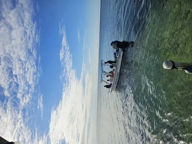 Bateau de plongée avec des personnes à bord sur une mer calme