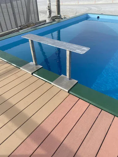Piscine de formation plongée avec escalier d'accès et sol en bois