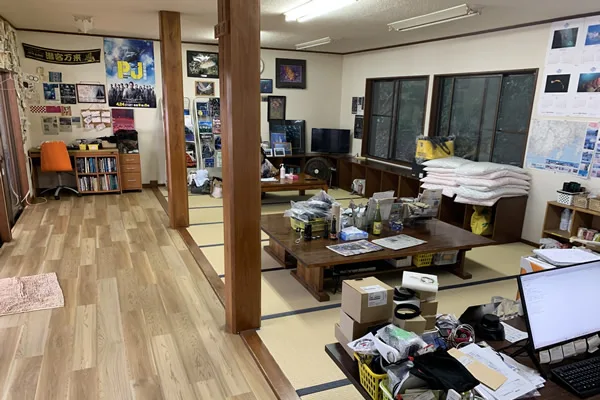 Interieur d'un centre de plongee avec du matériel et des bureaux