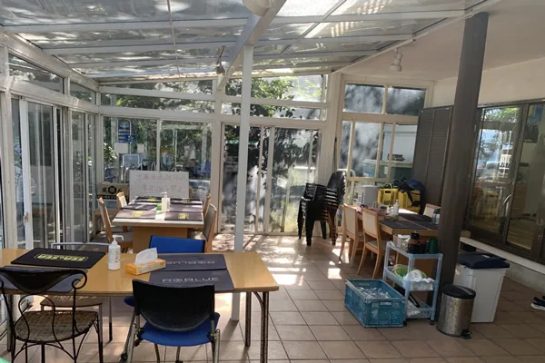 Salle de cours de plongée avec tables, chaises et matériel visible