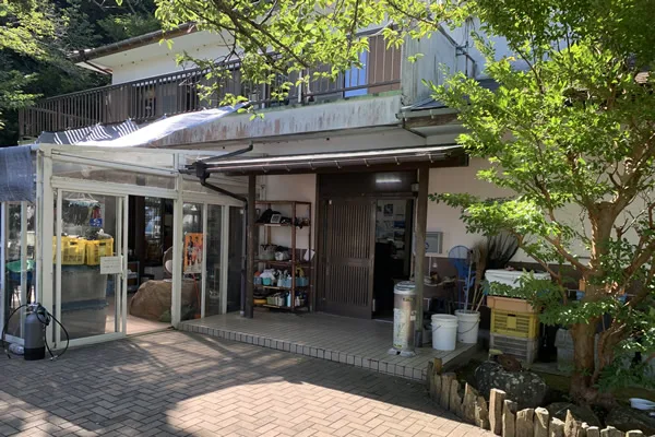 Façade d'un centre de plongée avec matériel et espace d'accueil extérieur