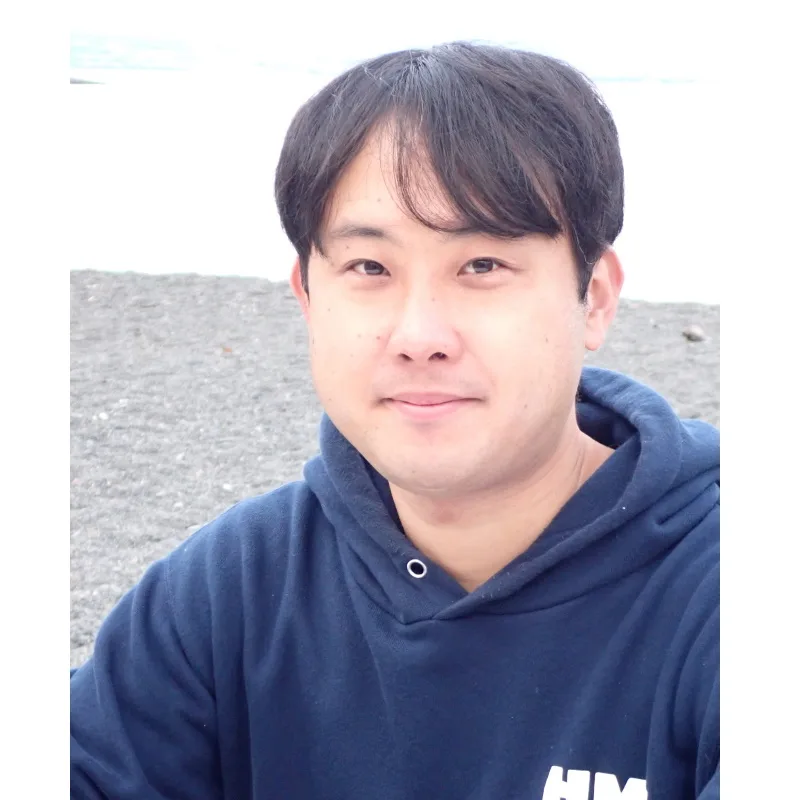 Portrait d'un homme souriant avec un sweat à capuche bleu