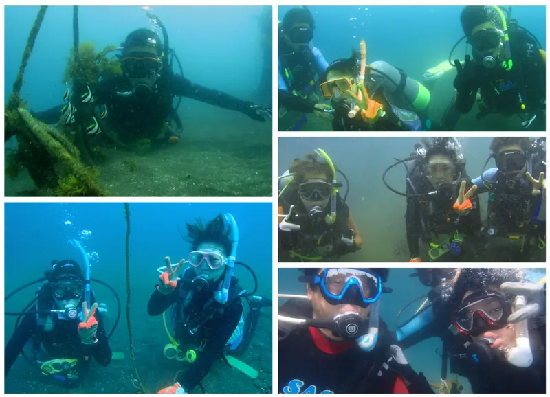 Plongeurs sous-marins souriants, avec équipements, dans une eau claire