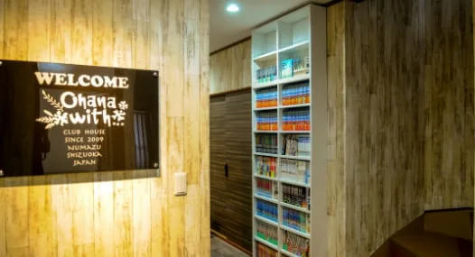 Intérieur d'un club de plongée avec une signalétique d'accueil lumineuse