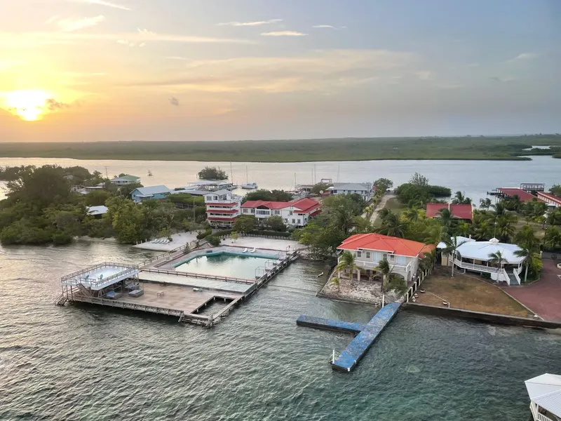 Vue aérienne d'un centre de plongée au bord de l'eau au coucher du soleil
