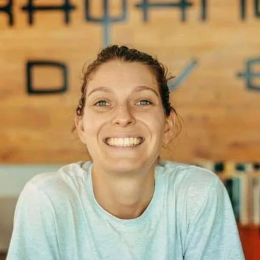 Portrait souriant d'une jeune femme regardant la camera avec un fond flou