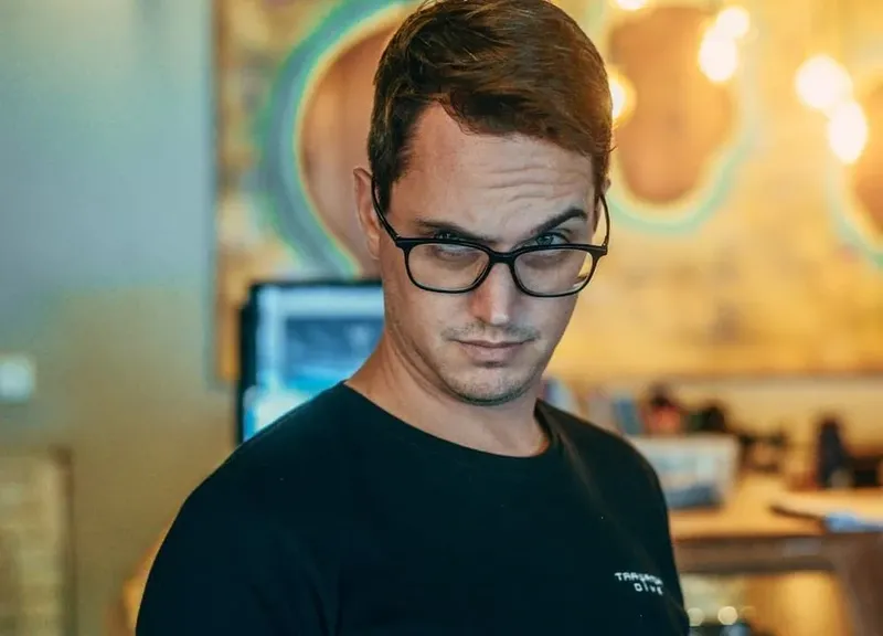 Portrait d'un homme portant des lunettes et un t-shirt noir