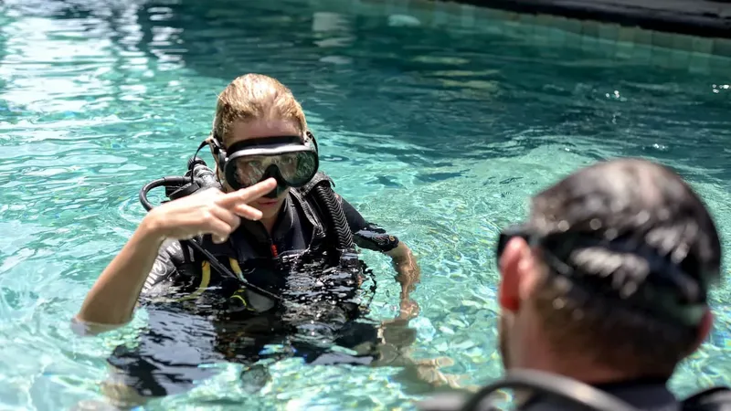 Deux plongeurs en formation, communication sous-marine, piscine, équipement complet