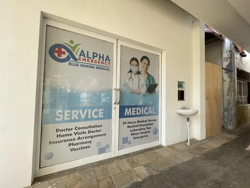 Façade d'un centre médical avec des infirmiers souriants et des services listés