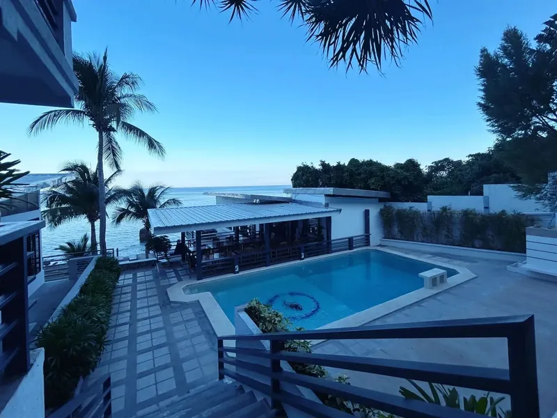 Vue d'un centre de plongée avec piscine et végétation tropicale