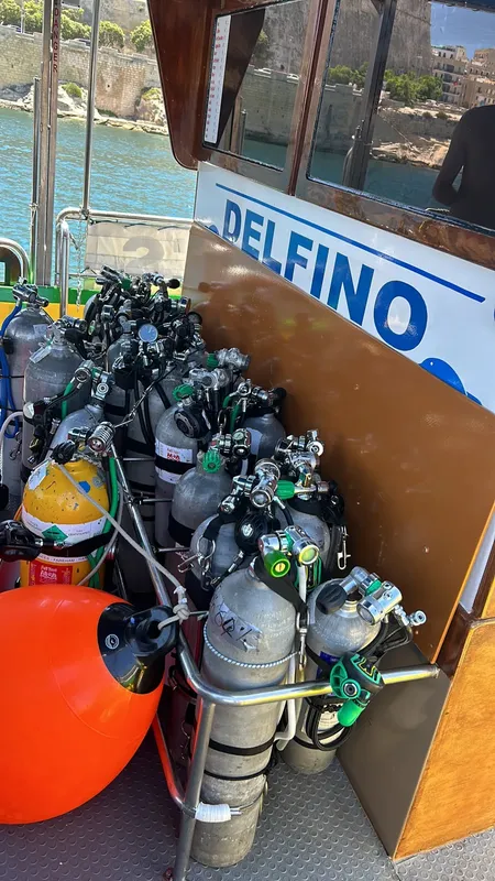 Bateau de plongée avec nombreuses bouteilles et détendeurs à quai