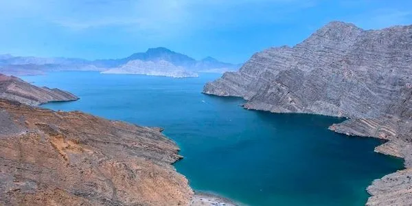 Vue panoramique d'une baie montagneuse avec un bateau en mer