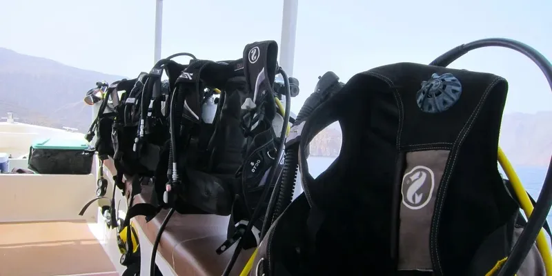 Equipement de plongée rangé sur un bateau avec vue sur la mer