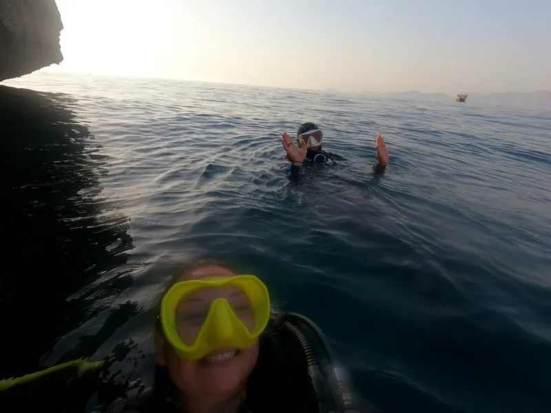 Deux plongeurs en combinaison flottent à la surface de la mer