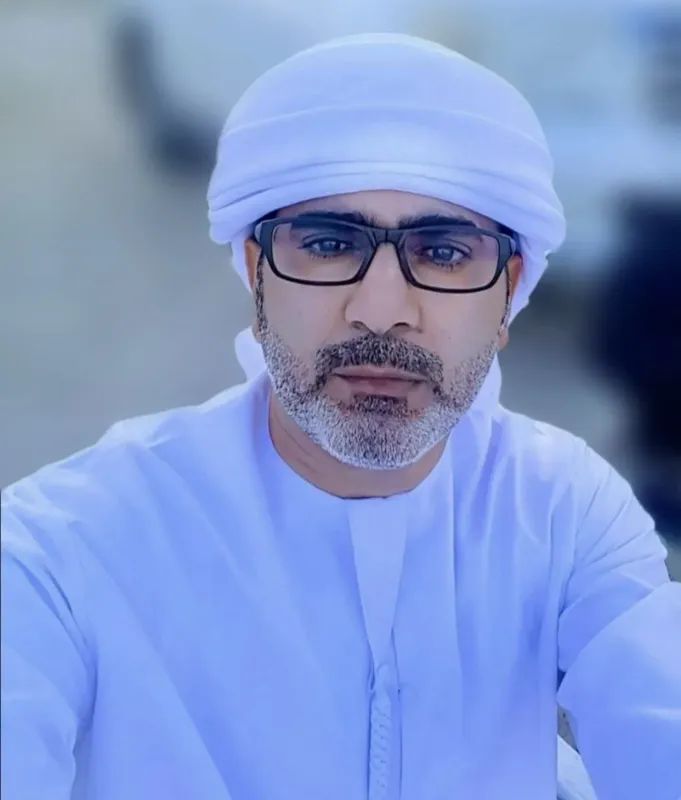 Portrait d'un homme portant un keffieh et des lunettes