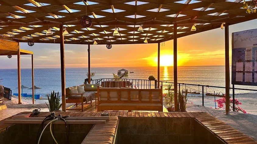 Terrasse ombragée avec vue sur la mer au coucher du soleil