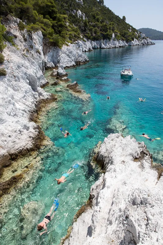 Groupe de plongeurs en apnée dans une eau turquoise et claire