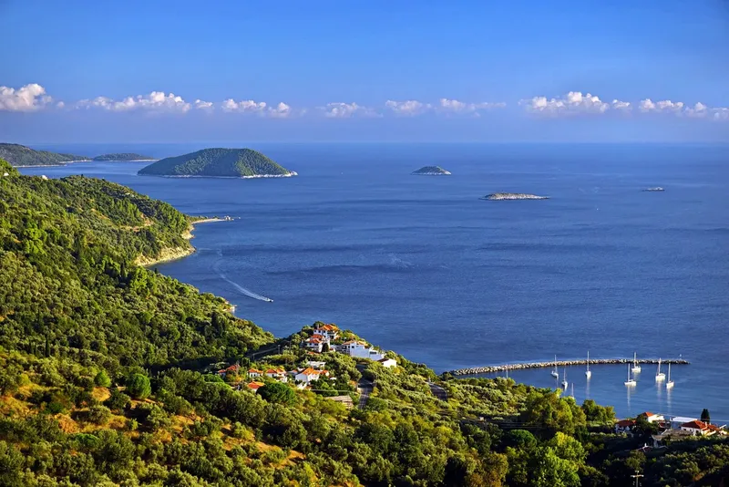 Vue aérienne d'une côte rocheuse avec des bateaux au port