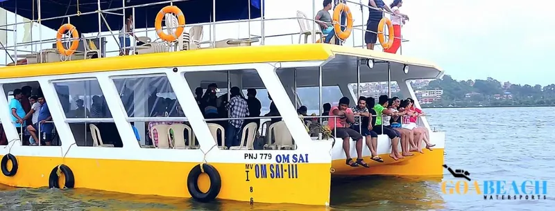 Passagers à bord d'un bateau jaune sur l'eau calme