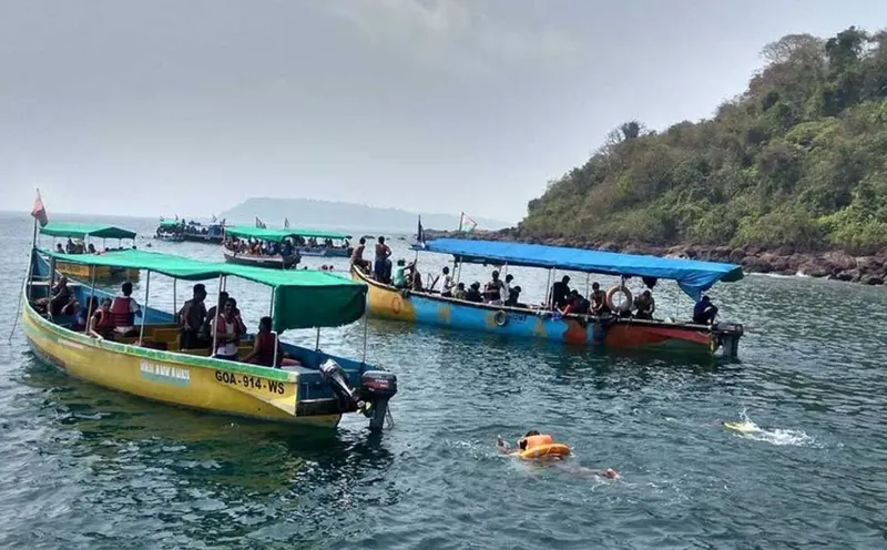 Plusieurs bateaux colorés transportent des personnes sur une mer calme