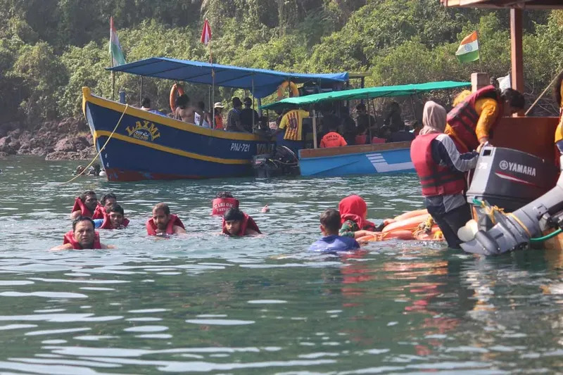 Groupe de personnes en gilets de sauvetage près de bateaux colorés