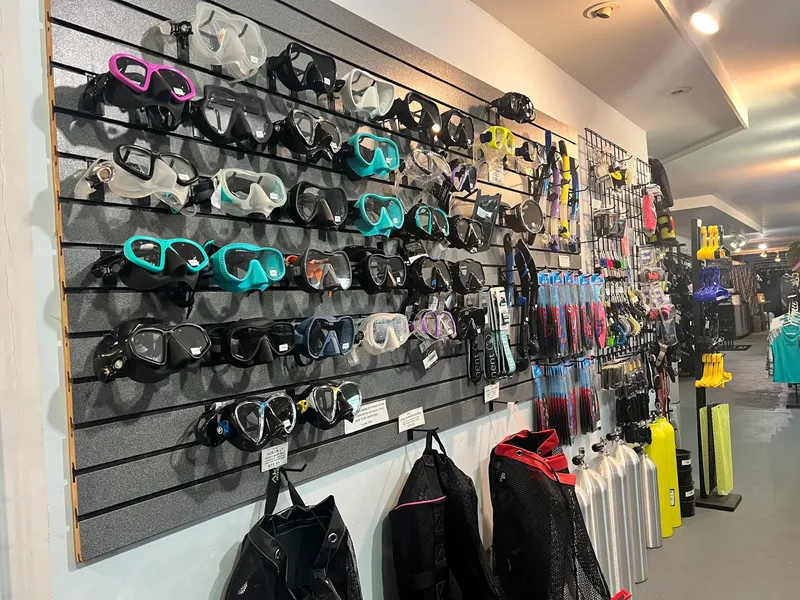Rayonnage rempli de masques et de tubas, matériel de plongée en magasin