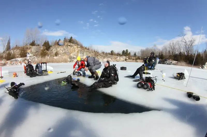 Plongée sous la glace, équipement complet, personnes préparant l'immersion hivernale