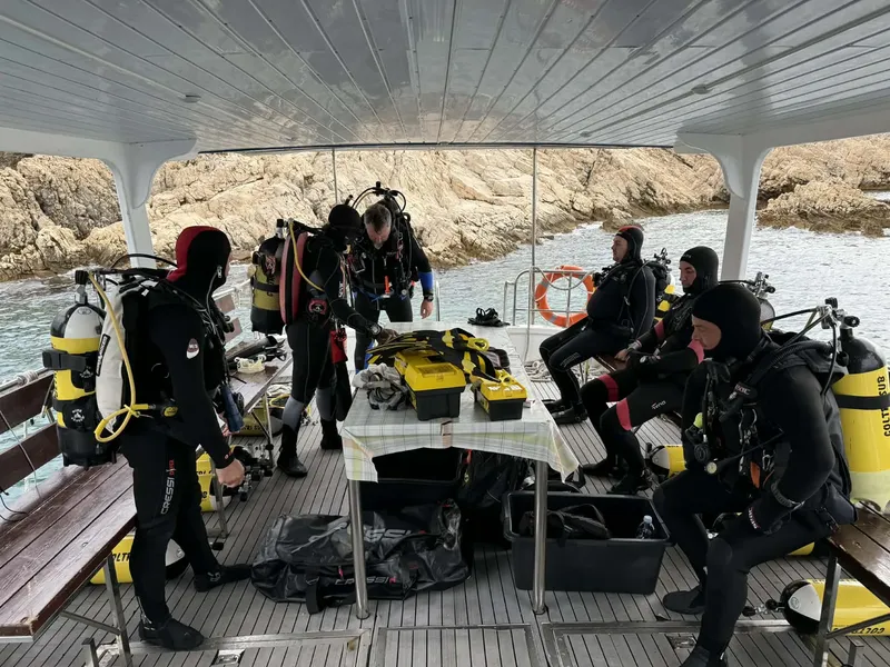Plongeurs équipés sur le pont d'un bateau en préparation de plongée