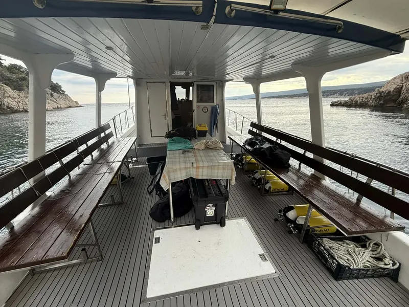 Intérieur d'un bateau de plongée avec équipement et vue sur mer