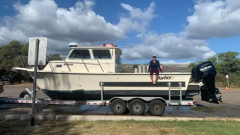Bateau de plongée sur remorque avec une personne et des bouteilles
