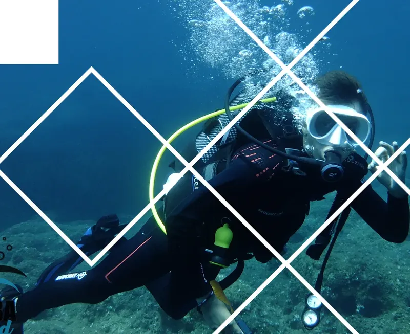 Plongeur en combinaison noire explore les fonds marins bleus