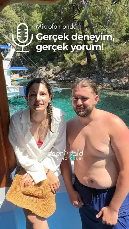 Deux personnes souriantes sur un bateau, avec du texte superposé