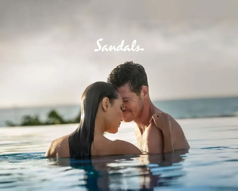 Couple dans l'eau, regardant l'horizon, ambiance romantique et vacances