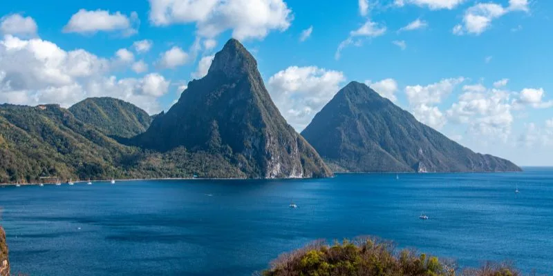 Paysage marin avec montagnes verdoyantes et bateaux sur l'eau bleue