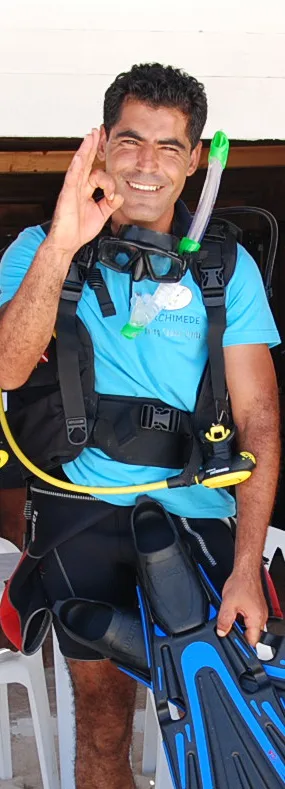 Plongeur souriant avec son équipement complet et signe OK