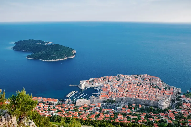 Vue aérienne d'une ville côtière avec des bateaux et une île